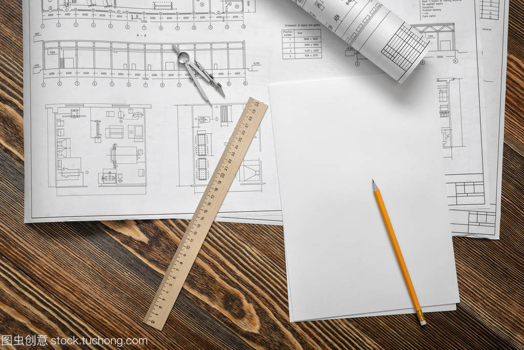 藍圖的誕生 鉛筆、尺規與木桌上的建筑夢